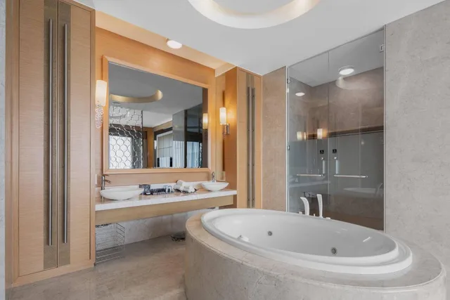 Vice President, Suite, King Bed, Club Lounge Access, High Floor, RENAISSANCE CHENGDU HOTEL 2/3
