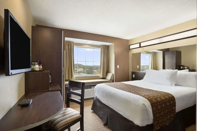 غرفة بسرير كوين، Microtel Inn Suites By Wyndham Cambridge 1/4