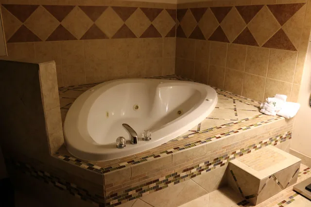 غرفة بسرير كينج بحوض جاكوزي، Best Western Parsons Inn 6/8
