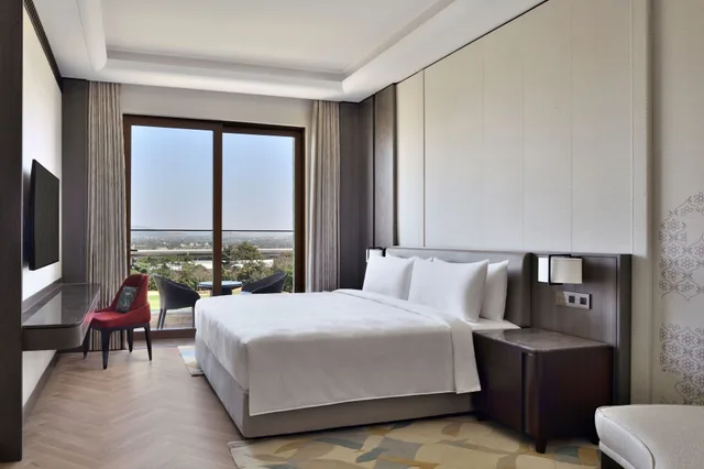 Signature, Suite, King Bed, Balcony, JW Marriott Bengaluru Prestige Golfshire Resort & Spa 5/7