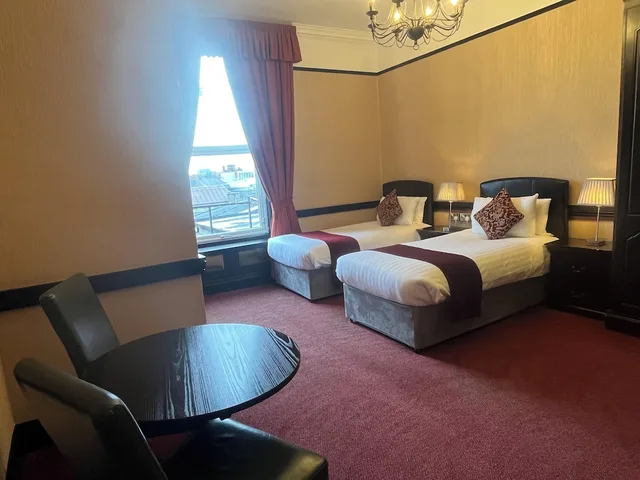 غرفة بسريرين منفصلين، Russell Court 4/10