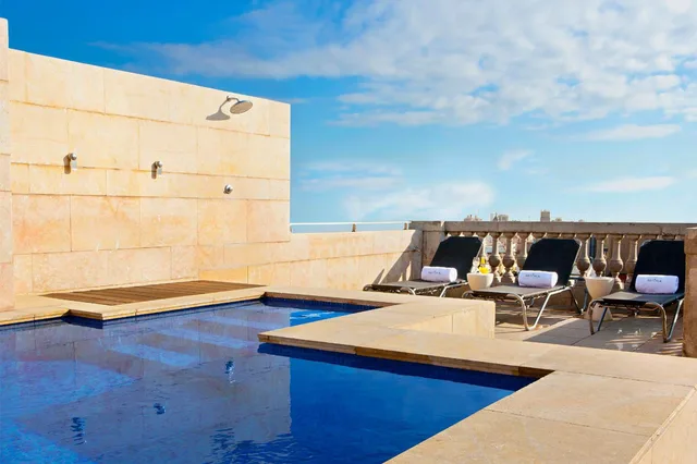 غرفة قياسية رباعية، Astoria Hotel 2/2