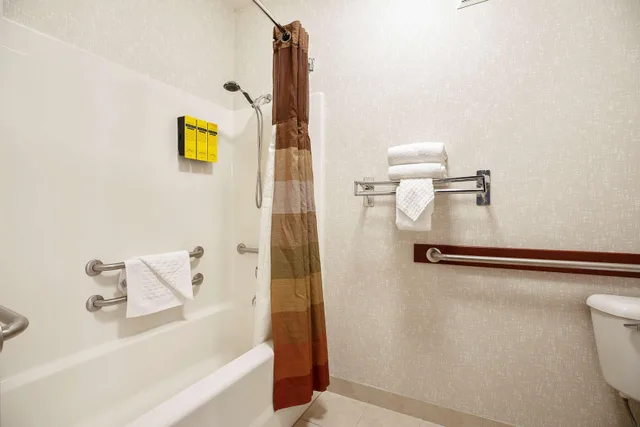 غرفة بسرير كوين بحوض جاكوزي لذوي الإعاقة، Best Western Plus Northwind Inn Suites 4/6