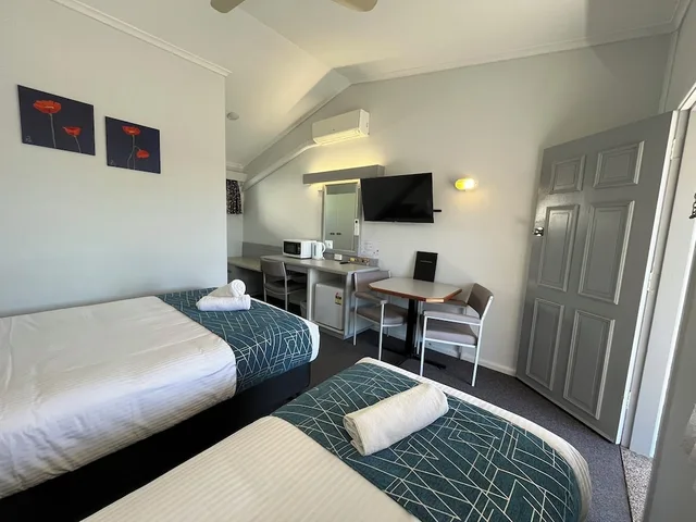 جناح بسرير مزدوج وسرير فردي بغرفة نوم واحدة، REST POINT MOTOR INN 1/7