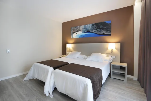 Room, Twin Beds, Accessible, Helios Hotel 4/8