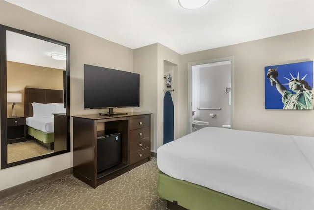 غرفة قياسية بسرير كوين لذوي الإعاقة، Best Western Fort Lee 6/8