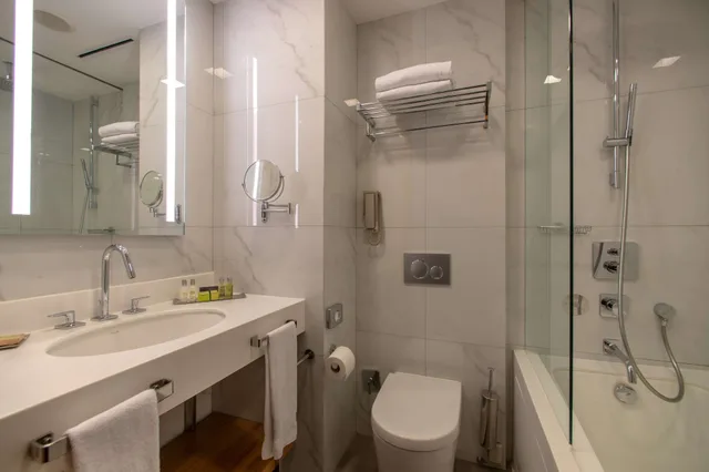 جناح جونيور بسرير كينج بإطلالة على البحر بحوض استحمام، Doubletree By Hilton Hotel Istanbul - Moda 6/9