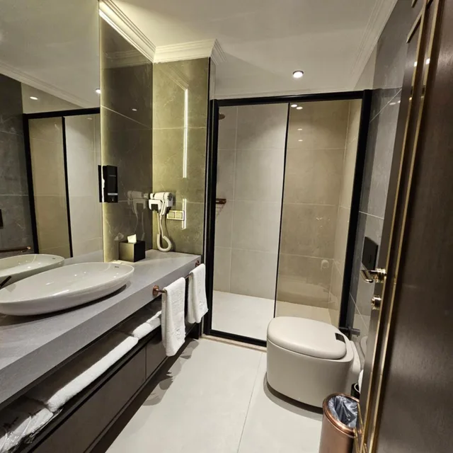 جناح، Asur Imperial Hotel 5/8