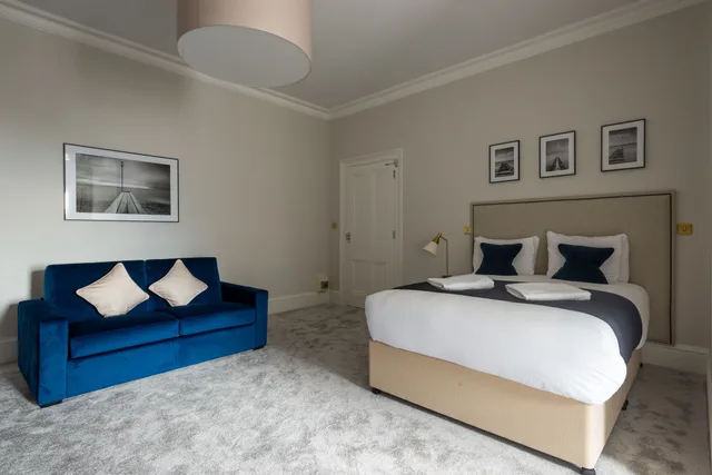 غرفة عائلية بسرير كوين مع أريكة، The Burlington Hotel 1/2
