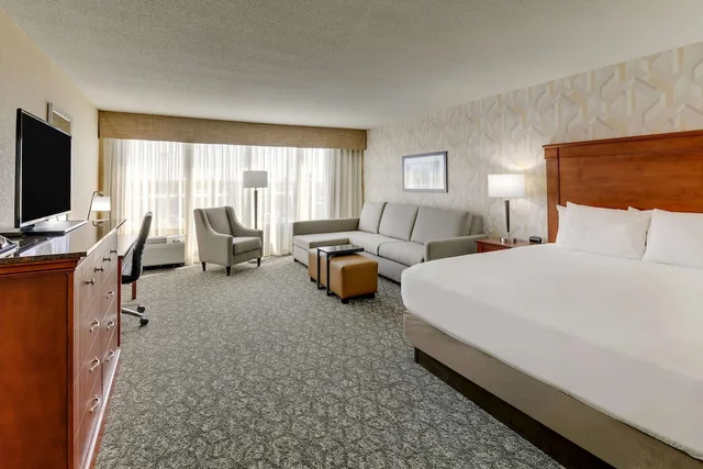غرفة بسرير كينج مع أريكة في طابق مرتفع، Drury Inn & Suites Marion 1/6