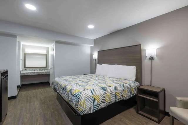 1 Queen Bed - Smoking, Micfridge، Motel6 Hickory, NC 1/6