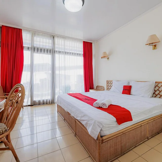غرفة بسرير مزدوج، RedDoorz Plus near Tugu Mercusuar Anyer 2/10