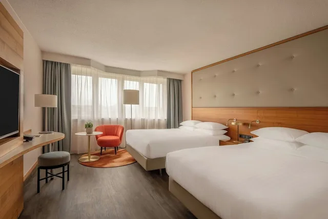 غرفة سوبيريور بسريرين مزدوجين بإطلالة على المتنزه، Vienna Marriott Hotel 1/10