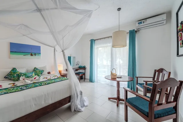 غرفة كلاسيكية بسرير كينج بشرفة، DIANI SEA RESORT 1/6