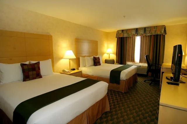 غرفة قياسية بسريرين كوين، Best Western Plus North Las Vegas Inn & Suites 5/7