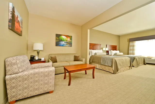 جناح بسريرين كوين بحوض استحمام لذوي الإعاقة، Green Mill Village Hotel & Suites, BW Signature Collection 3/7