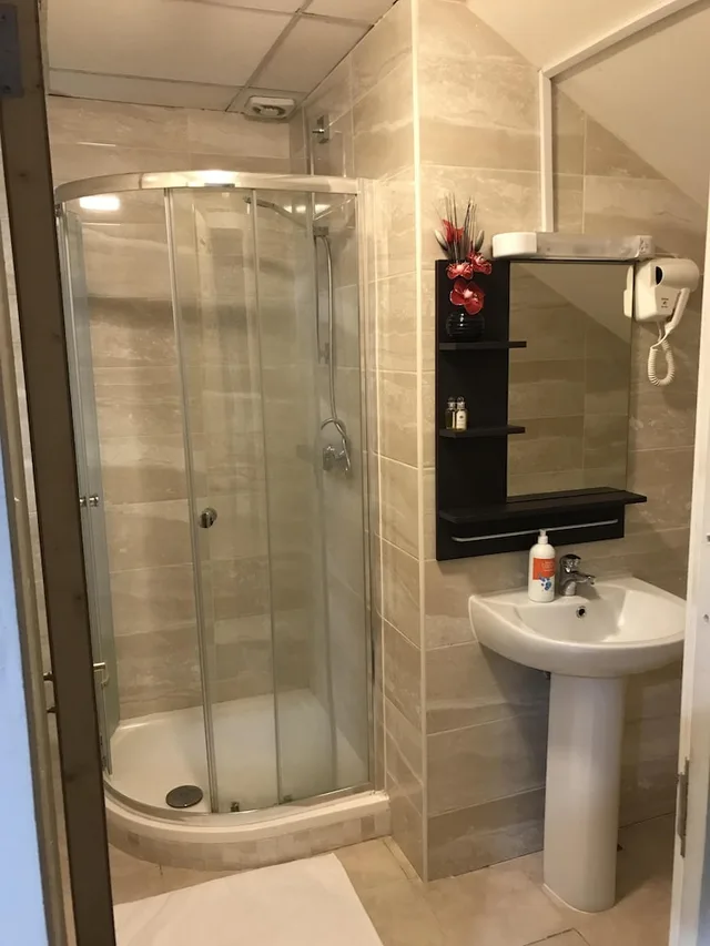 غرفة ثلاثية بسرير مزدوج وسرير فردي، Pacific Inn London Heathrow (ex. Essex Inn Hotel) 3/3