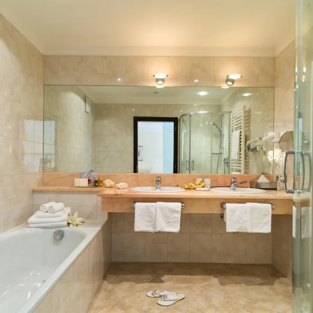 غرفة ديلوكس بسرير مزدوج بإطلالة على الجبل بشرفة، Villa Eden The Private Retreat 3/5