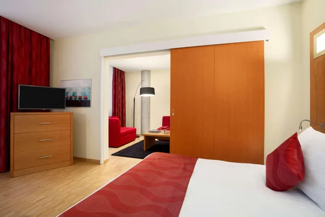 جناح بسرير كينج مع أريكة، Ramada Encore By Wyndham Geneva 1/2