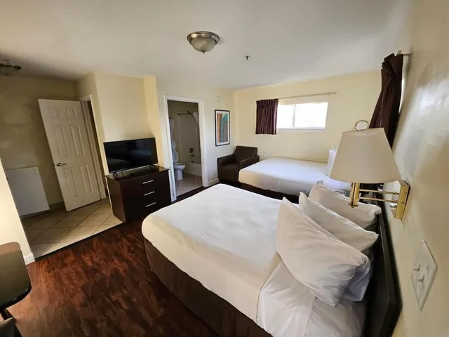 Standard, Single, 2 Double Beds، Suburban Studios Airport 2/10