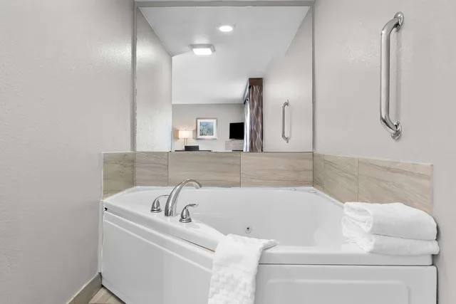 جناح بسرير كينج مع أريكة بحوض جاكوزي، Best Western Plus Flint Airport Inn & Suites 4/4