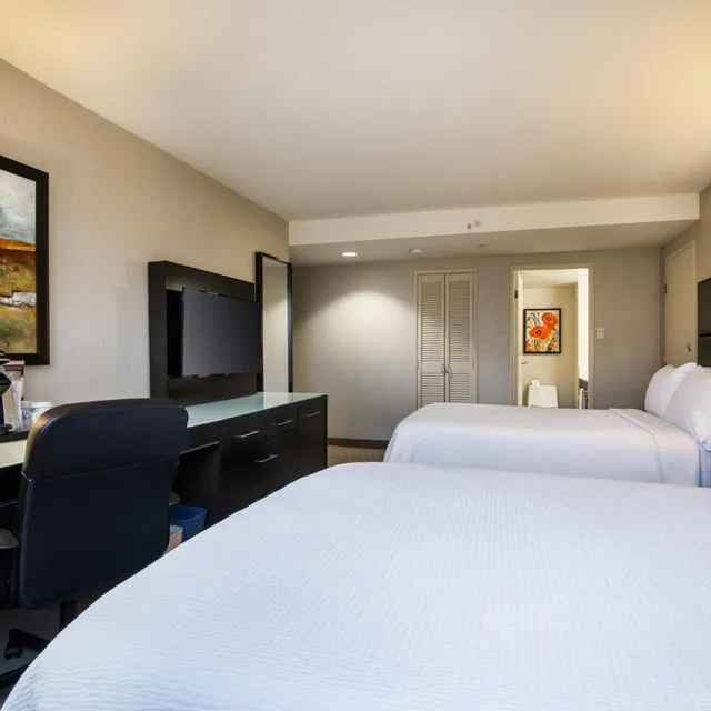 غرفة قياسية بسرير كينج وسريرين كوين بشرفة، Holiday Inn Vancouver Centre 4/10
