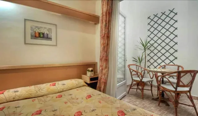 غرفة قياسية بسرير مزدوج بشرفة، Edgar Quinet Hotel 3/4
