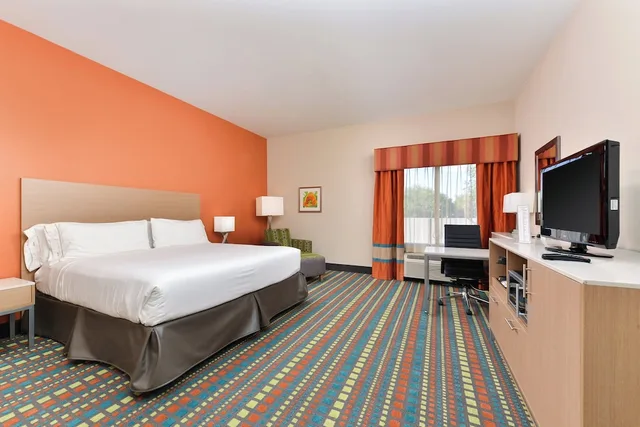 غرفة قياسية بسرير كينج مع أريكة، Holiday Inn Express Albuquerque N - Bernalillo, an IHG Hotel 1/7