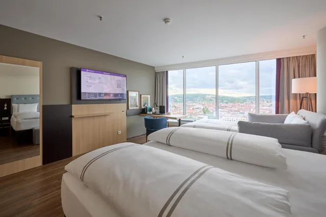 غرفة رباعية بسرير مزدوج مع أريكة، The Premier Inn Hotel Wurzburg 1/1
