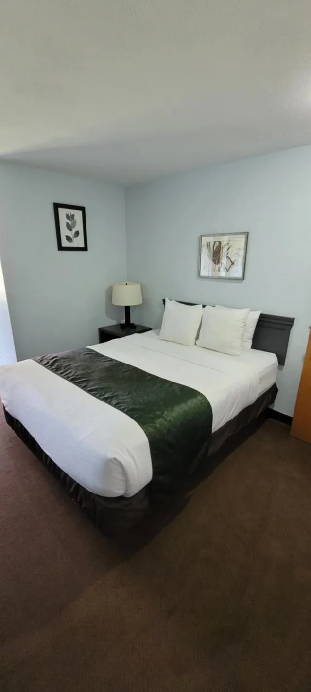 Room, Queen Bed, Pictured Rocks Inn & Suites 4/7