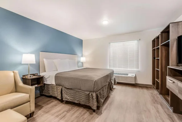 غرفة بسرير كينج بحوض استحمام لذوي الإعاقة، WoodSpring Suites Charlotte - University Research Park 1/4