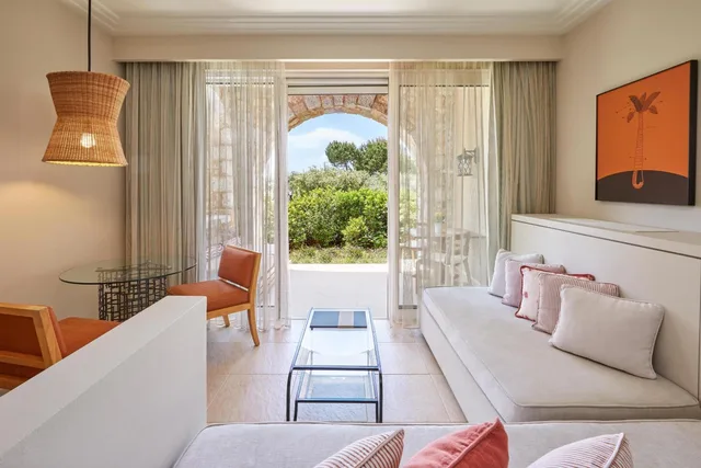 غرفة سوبيريور بسريرين منفصلين بإطلالة على الحديقة بشرفة مع أريكة، The Westin Resort, Costa Navarino 1/5