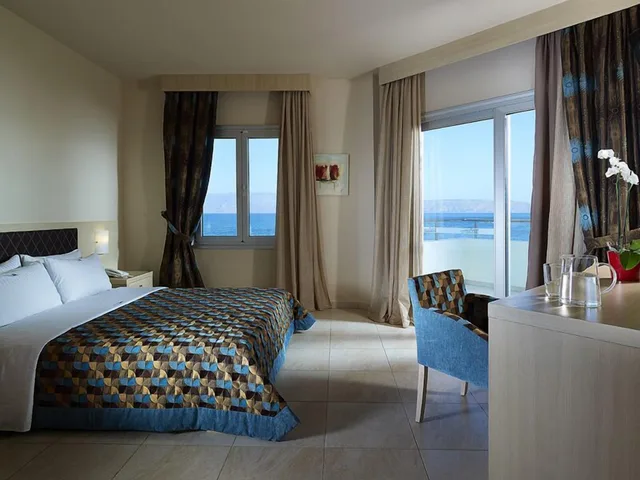 غرفة بسريرين منفصلين بإطلالة على البحر مع أريكة، Molos Bay Hotel 2/4