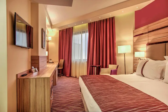 غرفة بسرير مزدوج أو سريرين منفصلين، Holiday Inn Plovdiv 2/10