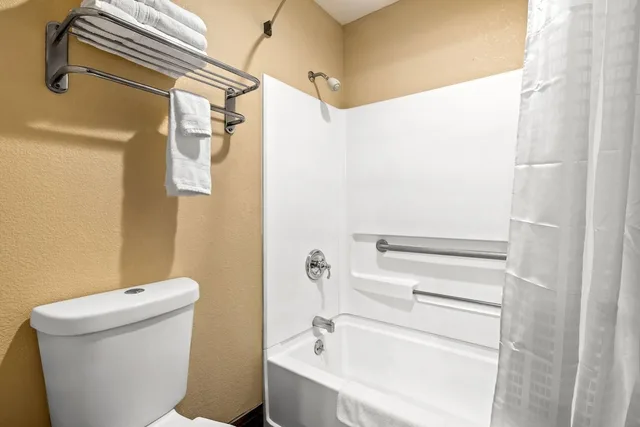 جناح استوديو بسرير كينج بحوض جاكوزي، Days Inn By Wyndham Black River Falls 4/6