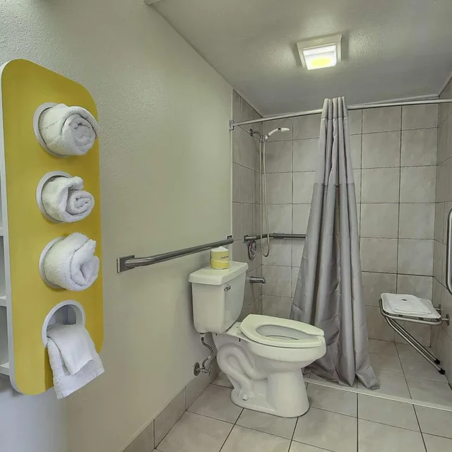 غرفة بسريرين كوين للمدخنين لذوي الإعاقة، Motel6 Lima, OH 7/7