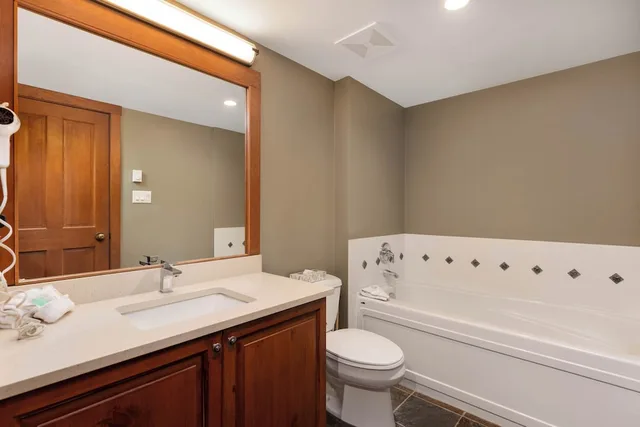 غرفة بسرير بطابقين وسريرين كوين بـ3 غرف نوم مع أريكة، Horstman House By Whistler Premier 7/10