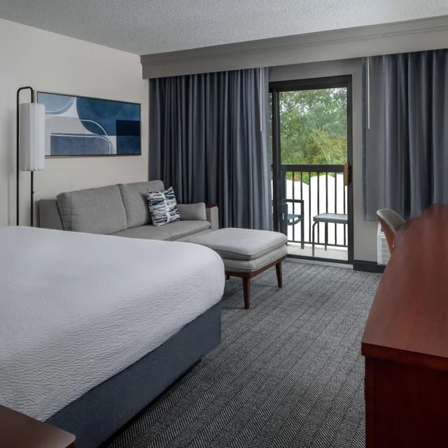 غرفة بسرير كينج مع أريكة بحوض استحمام لذوي الإعاقة، Courtyard New Orleans Covington Mandeville 1/4