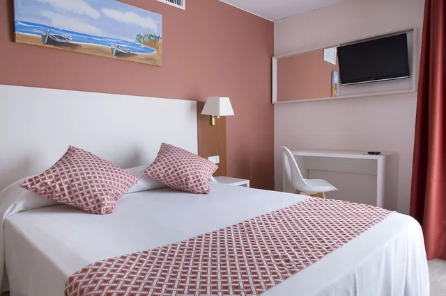 Standard, Double or Twin Bed, Balcony, GHT Balmes Hotel, Aparthotel & Splash 4/10