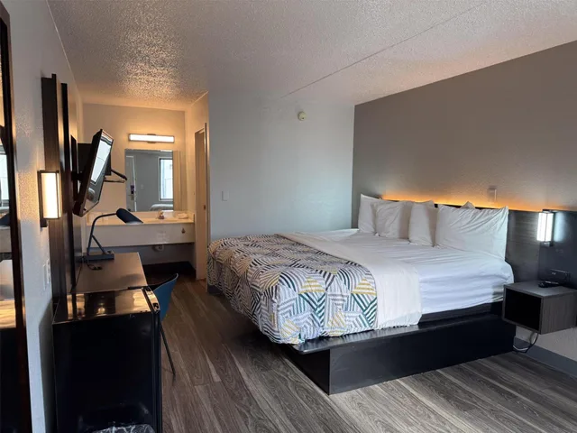 غرفة بسرير كينج بجاكوزي، Motel6 Farmington Hills, MI - Northwest - Farmington Hills 5/10