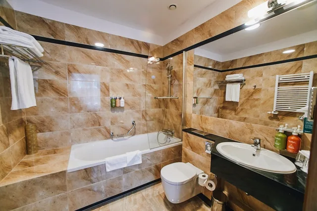 جناح بسرير كينج بغرفة نوم واحدة مع أريكة، Holiday Inn Krakow City Center 4/6