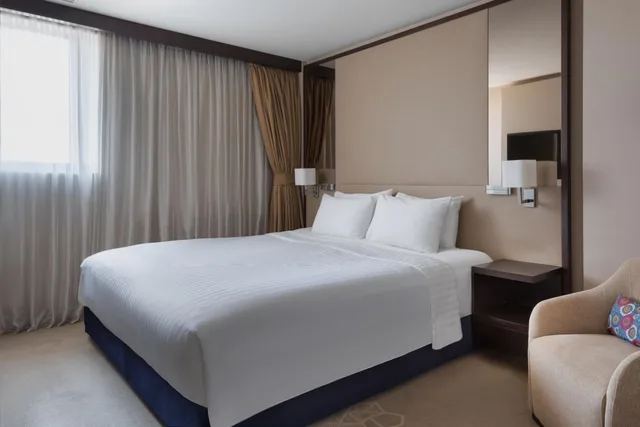 غرفة عائلية بإطلالة على المدينة مع دخول الصالة، Istanbul Marriott Hotel Sisli 4/7