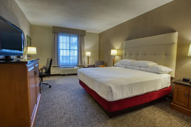 غرفة ديلوكس بسرير كينج في طابق مرتفع، Drury Inn & Suites Near La Cantera Parkway 1/10