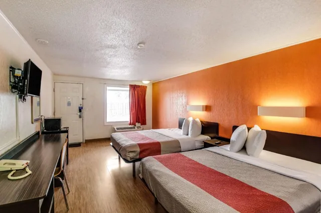 2 Full Beds - Non-Smoking، Motel6 Kalamazoo, MI 1/10
