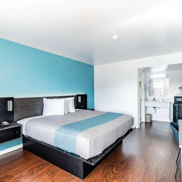 1 King Bed Mob Acc RI Shwr Nsmk Micfridg، Motel6 Tampa, FL 1/10