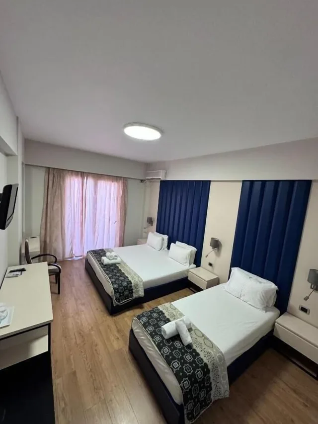 غرفة ثلاثية بسرير كوين وسرير فردي بشرفة، Blue Sky Hotel 3/10