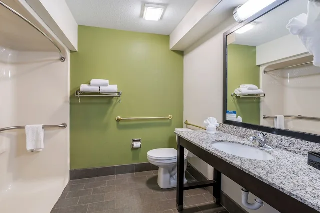 غرفة بسرير كينج بحوض جاكوزي، Sleep Inn Naperville - Chicago 3/3
