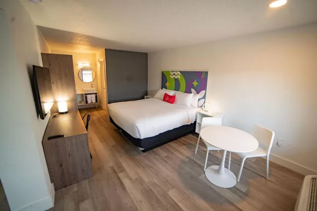 غرفة بسرير كينج بإطلالة على الفناء لذوي الإعاقة، Baymont by Wyndham Jacksonville Airport 3/5