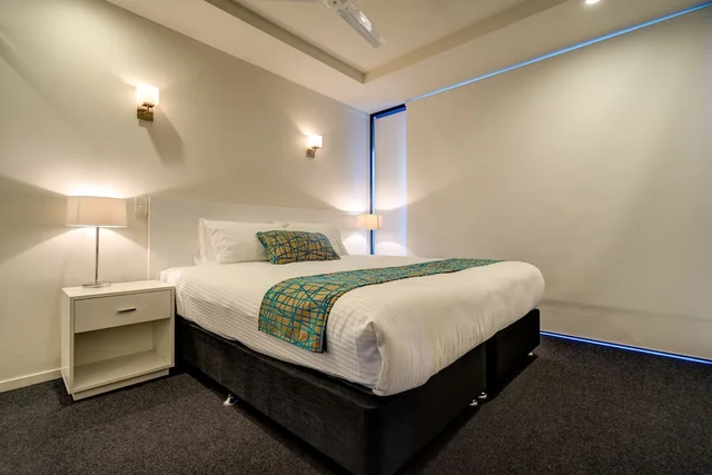 شقة بسرير كينج وسرير كوين بشرفة بغرفتي نوم في الطابق الأرضي، Arena Apartments 2/3