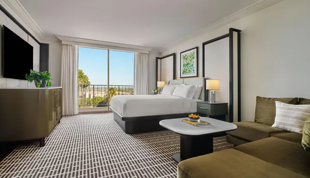 جناح بشرفة، Pendry Newport Beach 2/3